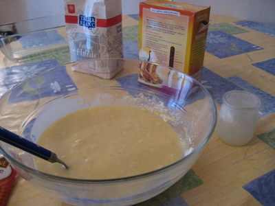 Pâte mélangées du gâteau au yaourt