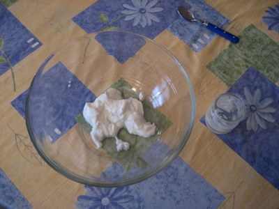 yaourt versé dans un saladier